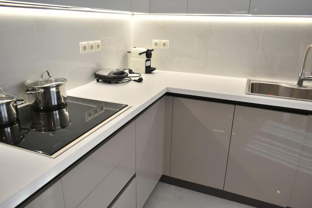 Modern Luxury Suite Кардица Экстерьер фото